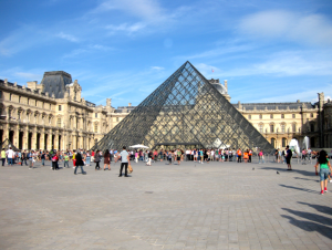 piramide do Louvre em Paris