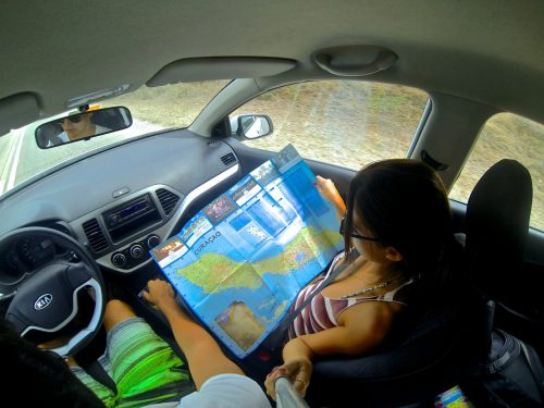 dirigindo em curaçao com mapa
