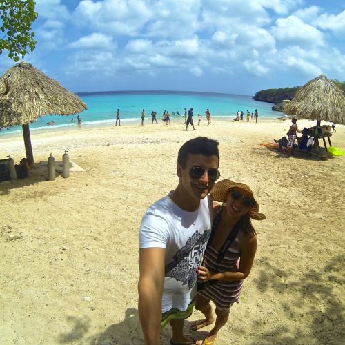 eu e leo na praia kenepa Chiki em curaçao