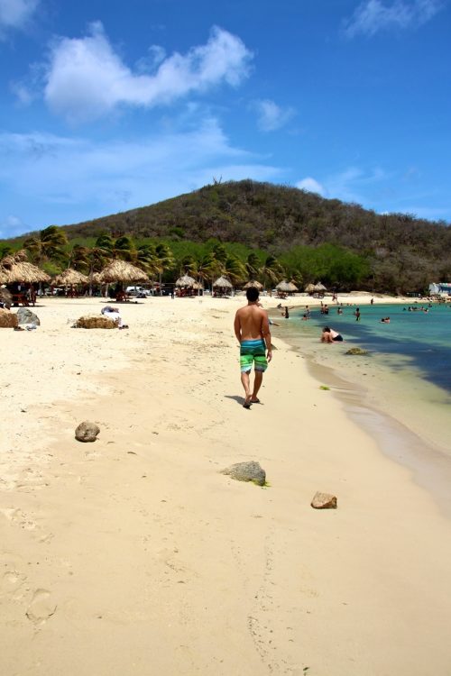 leo andando na praia de cas Abou