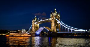 Foto da Tower Bridge aberta