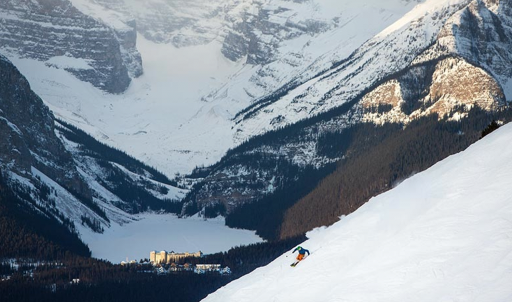 Lake Louise ski resort com vista para o lago