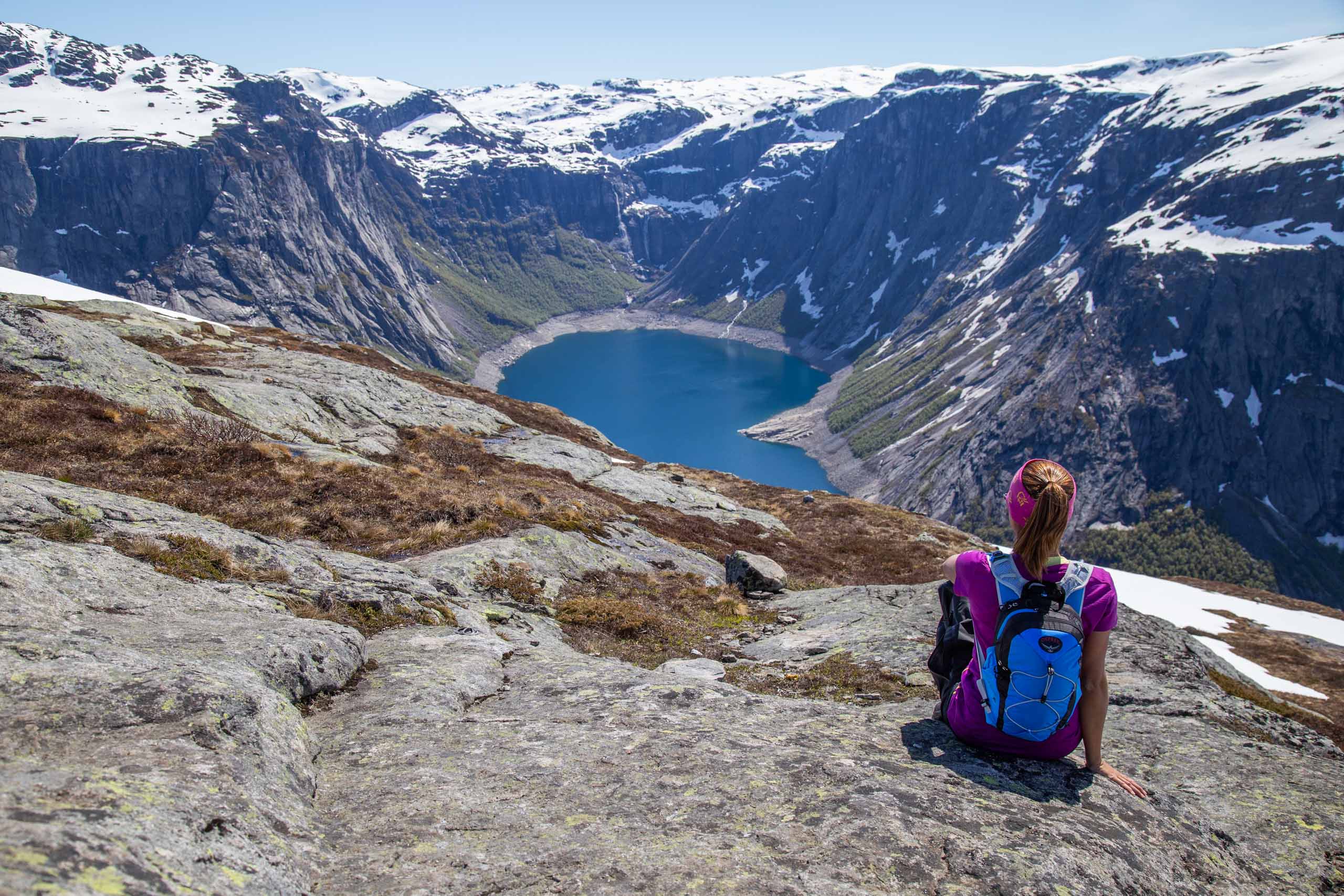 vista do lago na trilha de trolltunga mais de perto