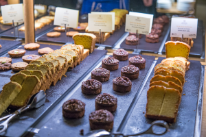 paes deliciosos no café da manhã incrível no hotel majestic de barcelona