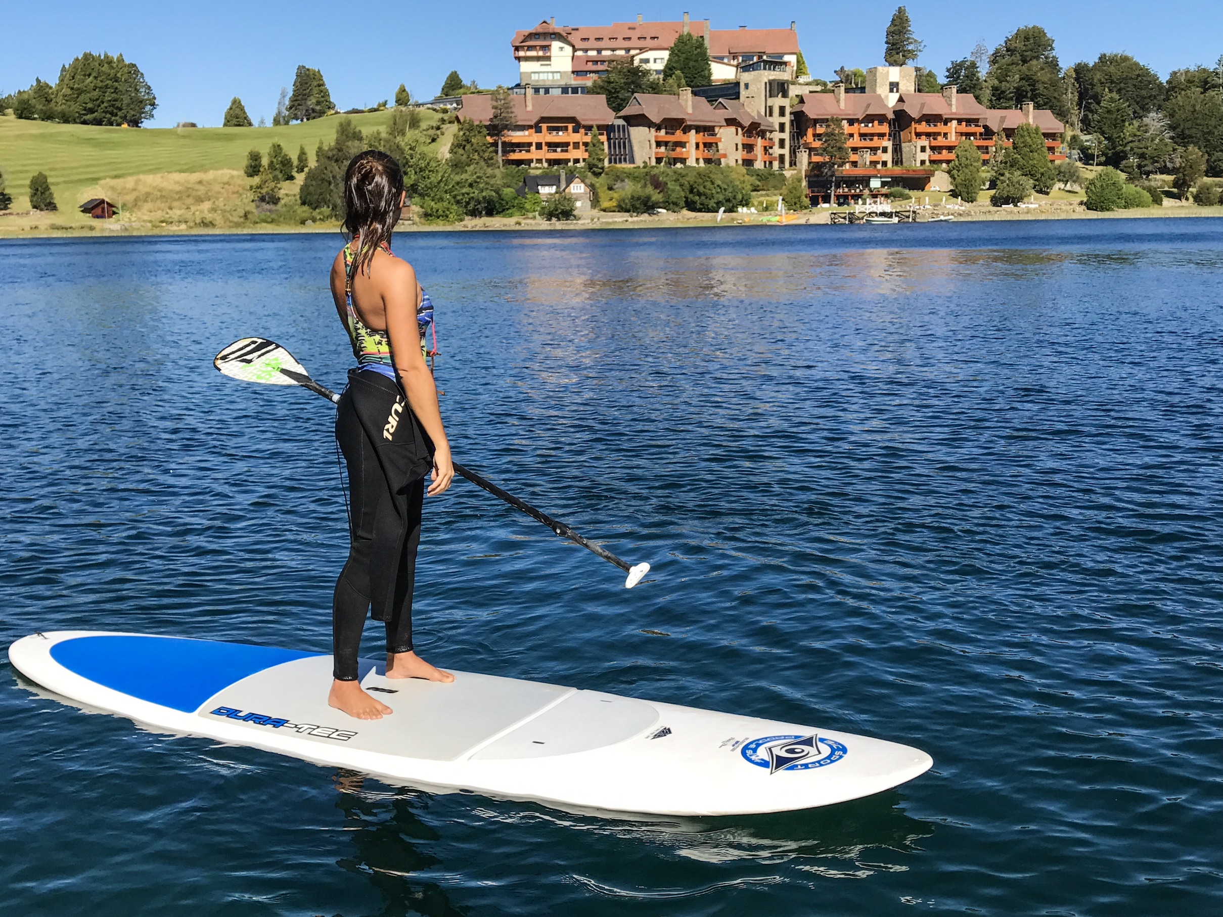 Stand up paddle em frente ao hotel Llao Llao em Bariloche