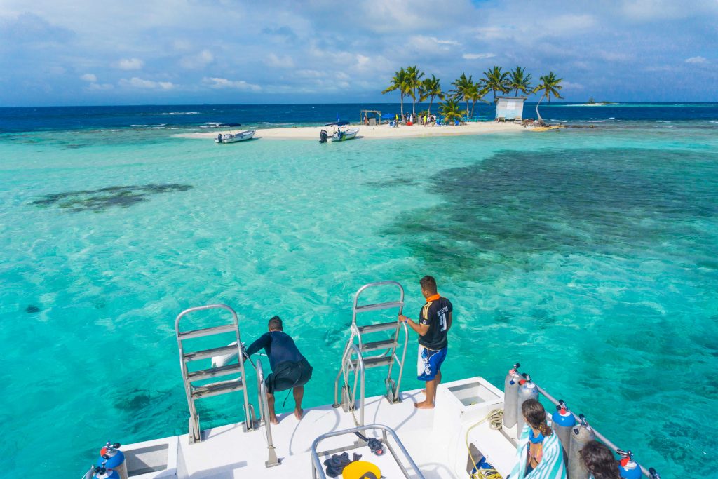 foto do barco do mergulho chegando em placencia, Belize