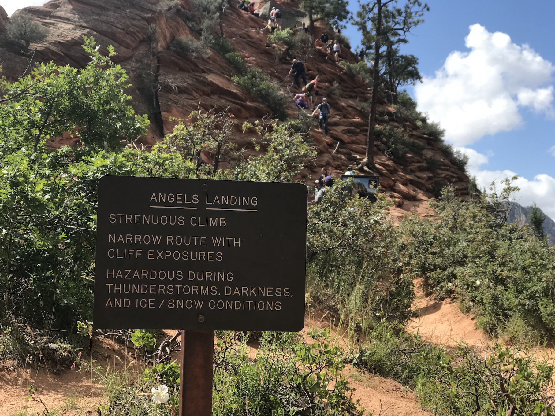 Placa com aviso sobre a Angels Landing