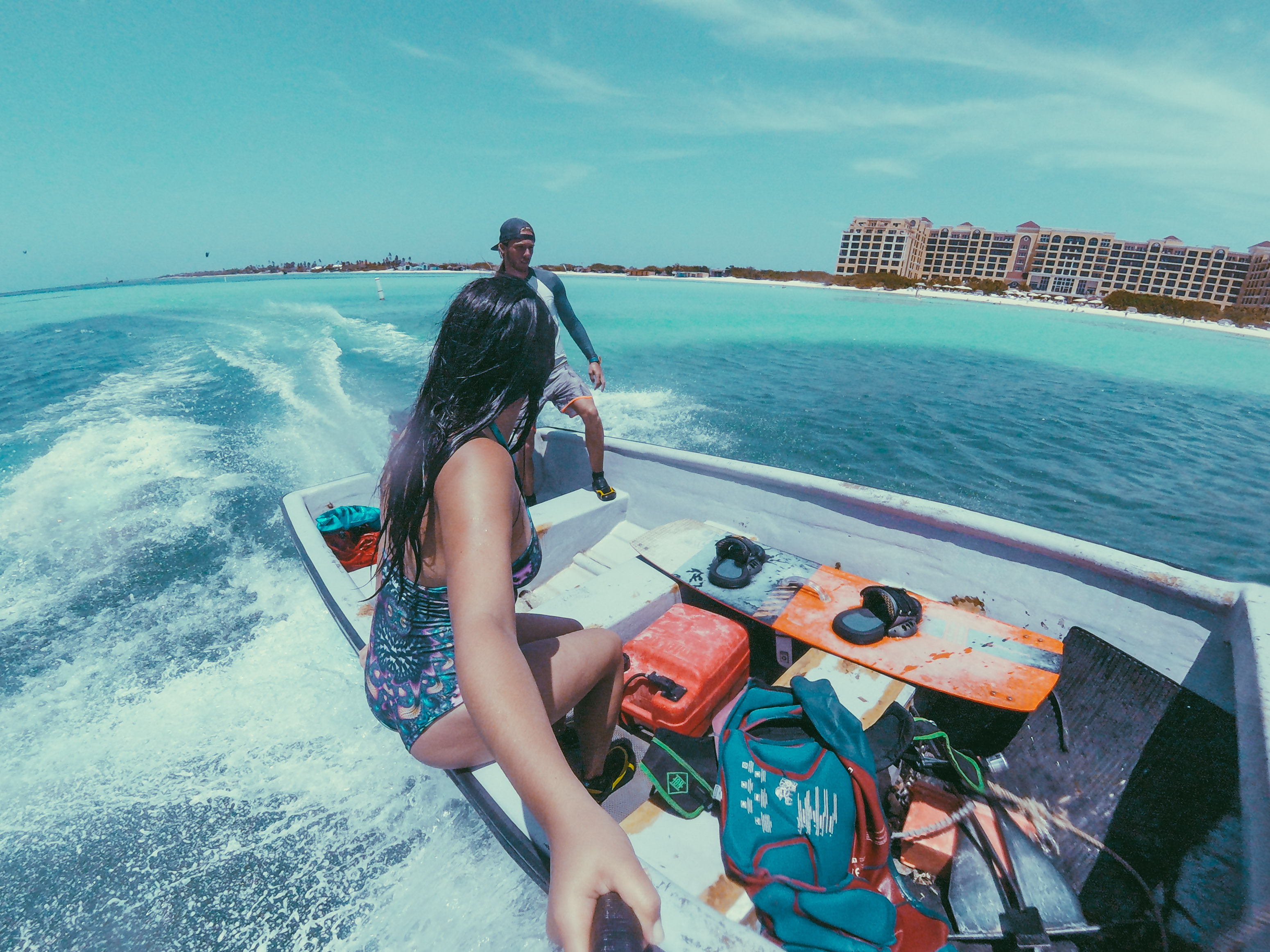 indo de barco para o ponto de kitesurf em aruba