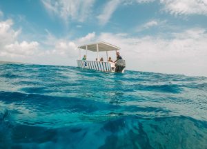 barco em mar azul da Jamaica