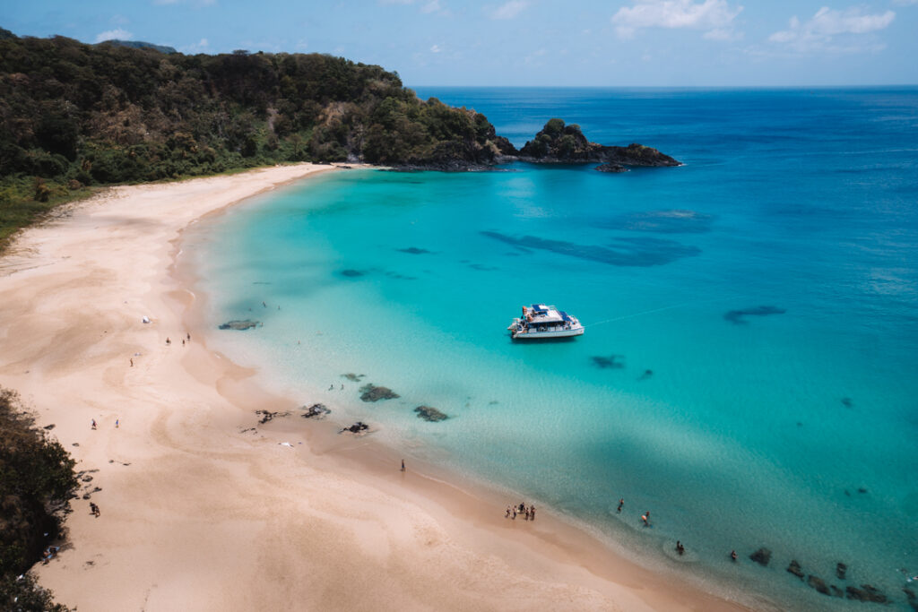 praia do sancho em noronha