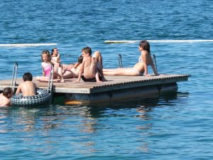 suíços curtindo o Bains des Paquis em genebra