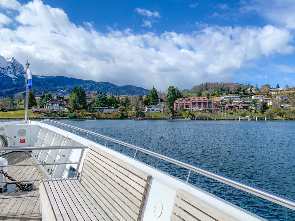 vista do barco em cruzeiro no lago lucerna