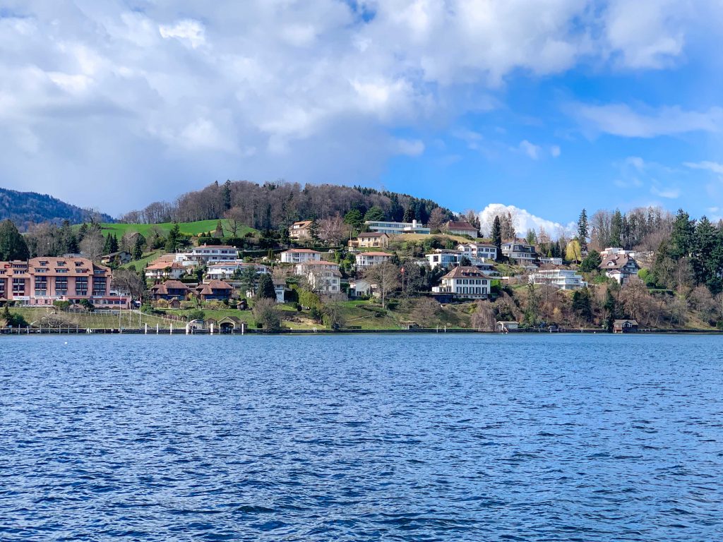 vila vista do barco no lago lucerna