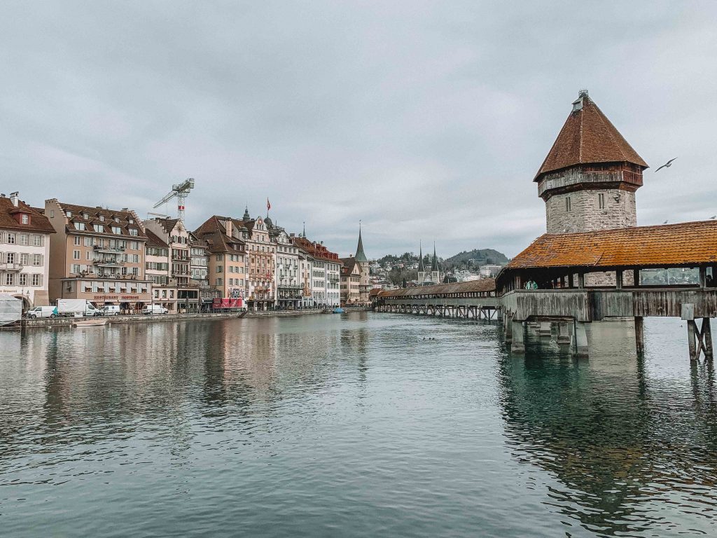 vista para a ponte da capela em lucerna