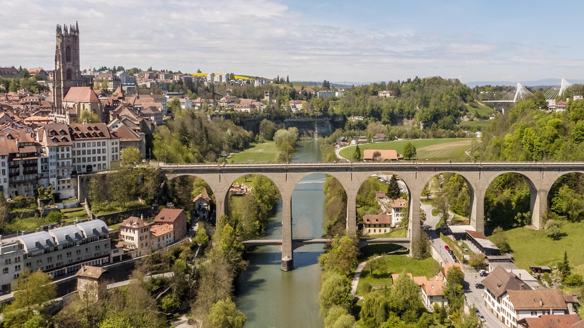 Ponte de Zaehringen em Fribourg na Suíça