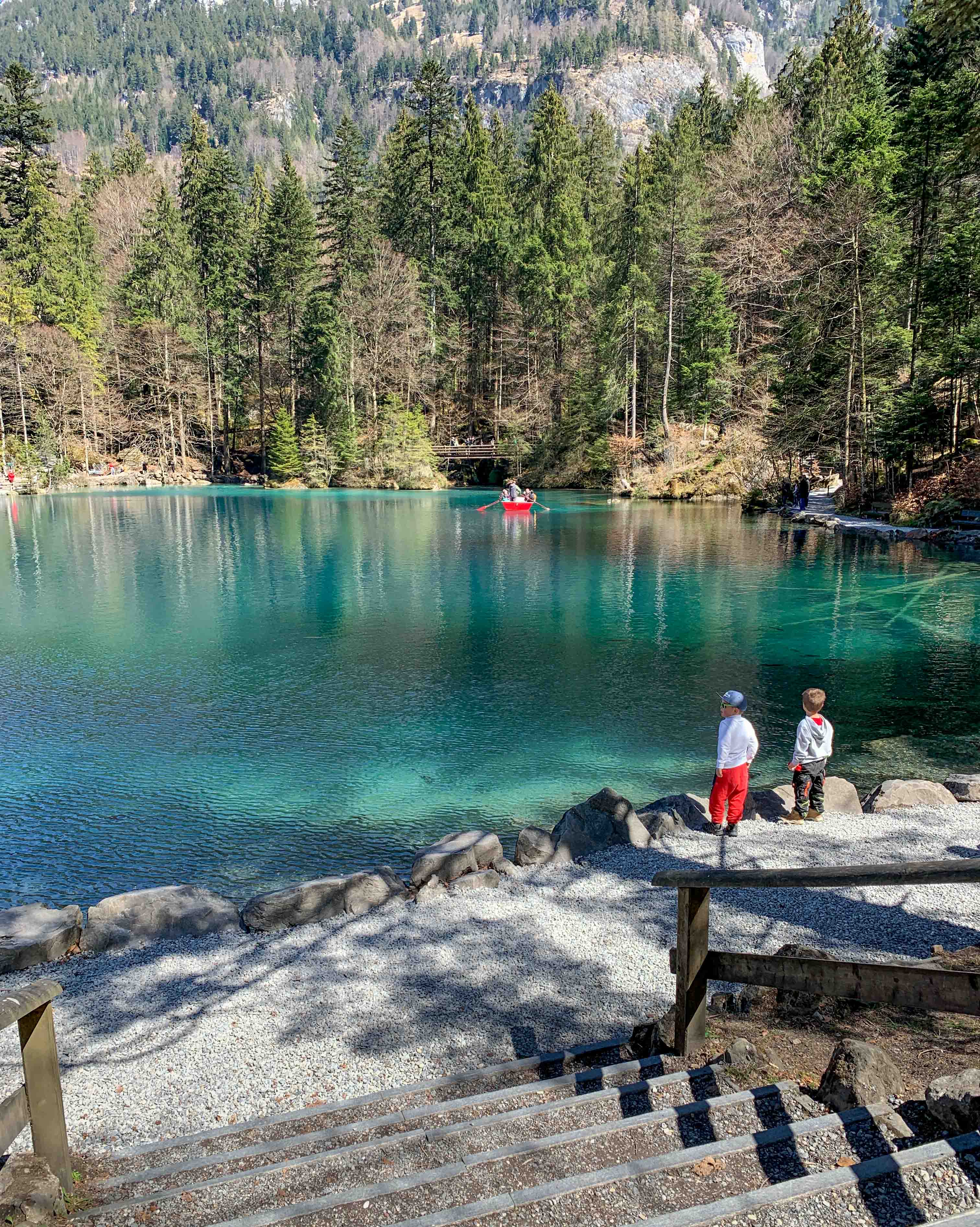 crianças no lago Blausee