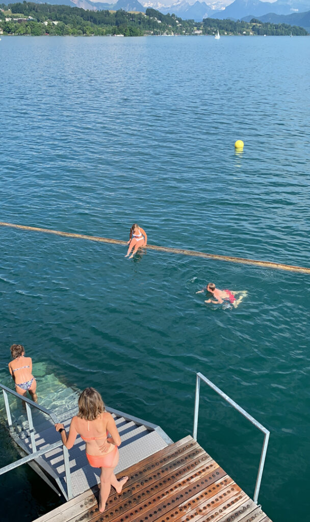 aproveitando o verão na suíça no Badi em Lucerna