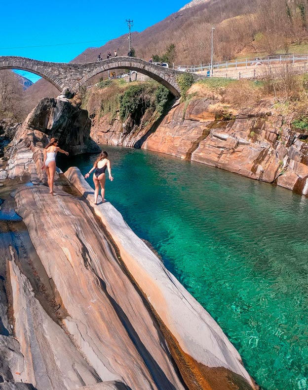 quel e amiga em frente ao rio verzasca