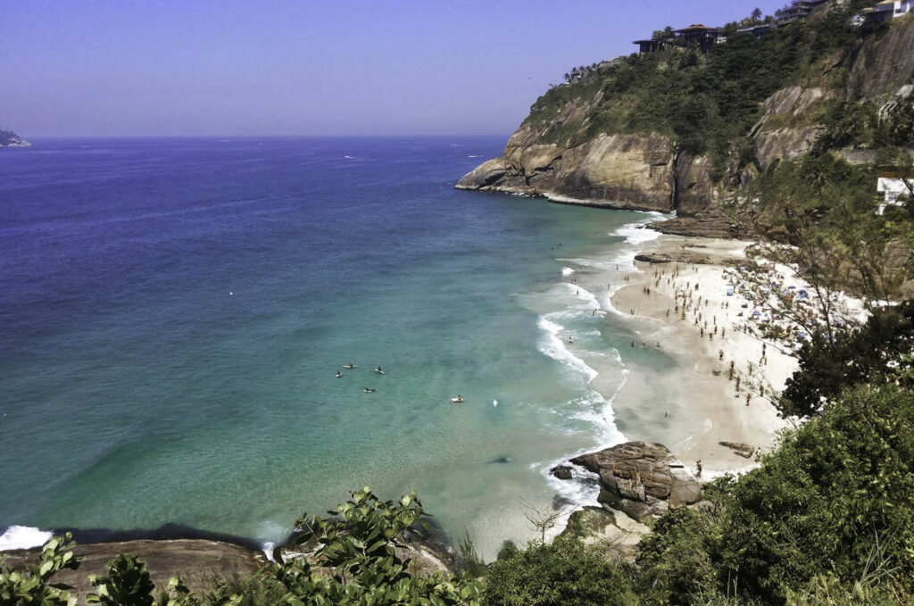 praia da Joatinga no rio de janeiro em um dia se sol