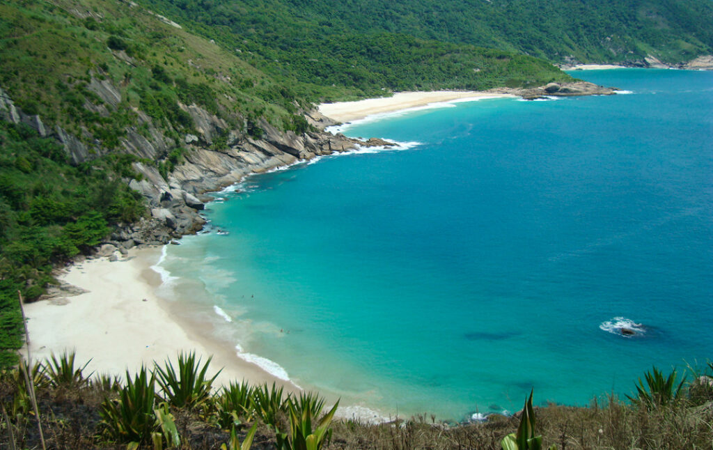 vista das praias selvagens no rio de janeiro