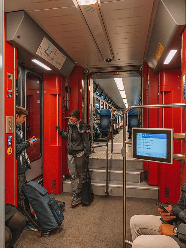 dentro de um trem da Suíça no inverno