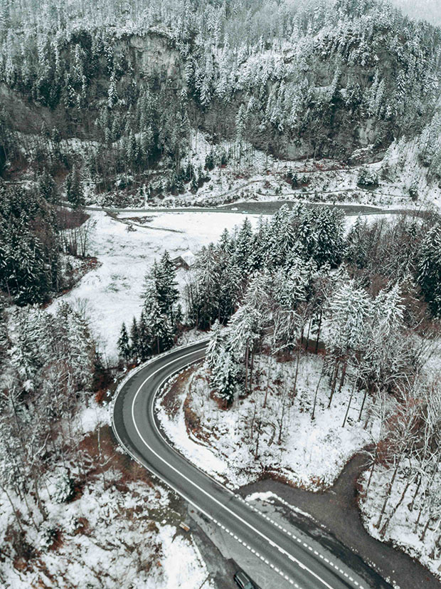 estrada nevada na Suíça no inverno