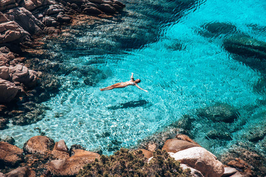 quel flutuando na água azul e cristalina da Sardenha