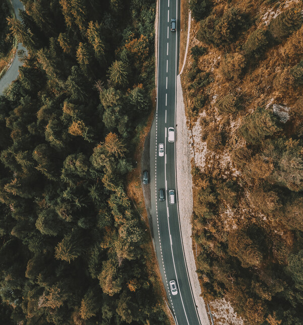 vista aérea de carros na estrada