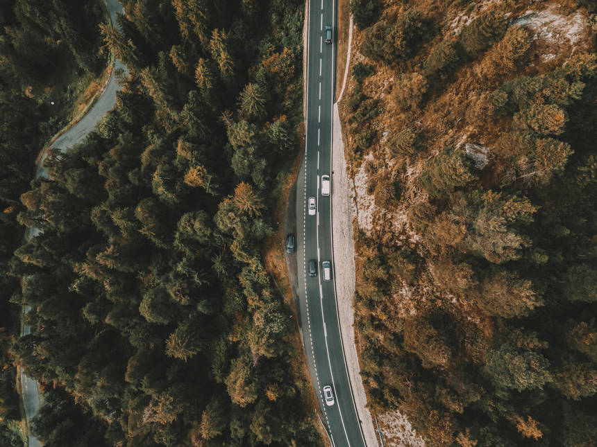 vista aérea de carros na estrada