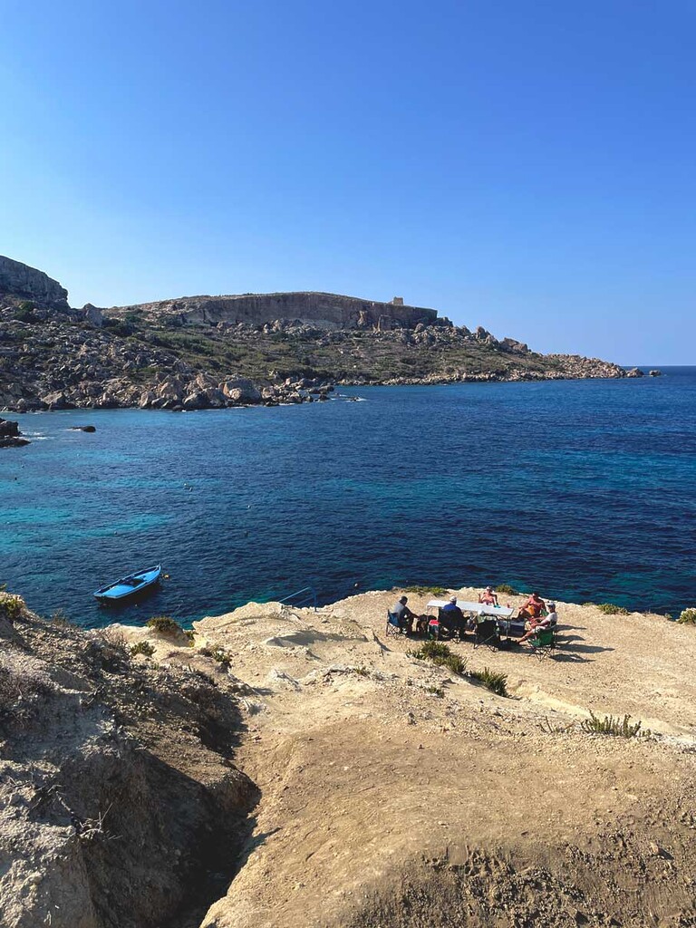 vista da praia Daħlet Qorrot, com uma mesa de piquenique sobre as falésias de Gozo, em Malta