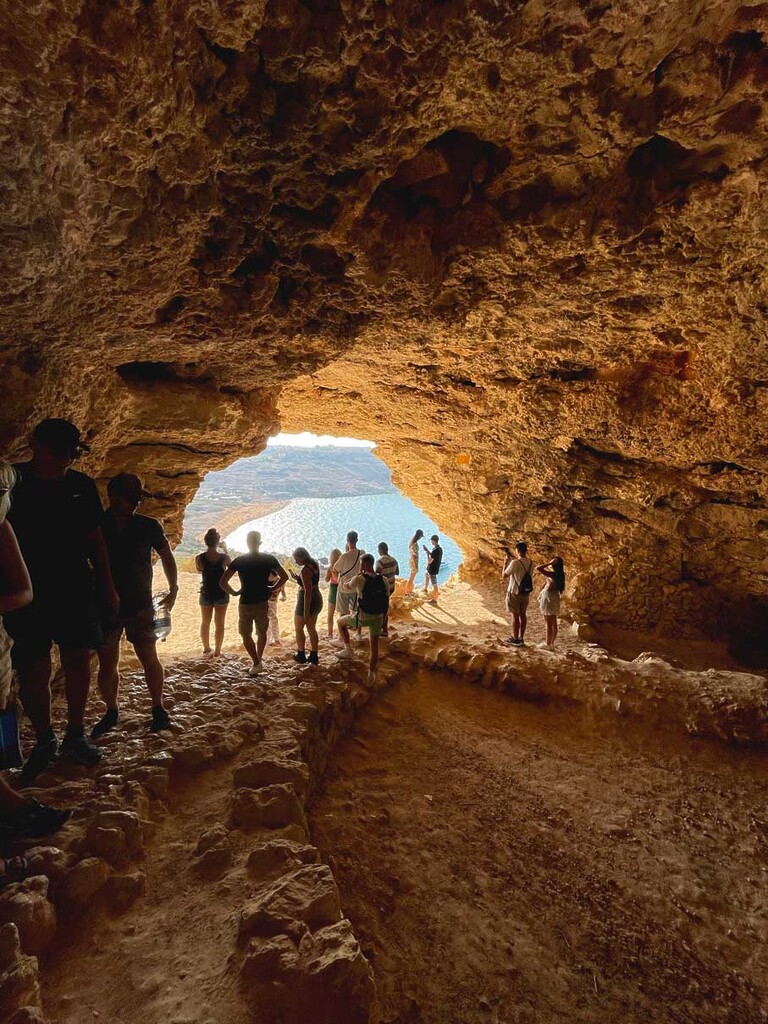 dentro da caverna Tal-Mixta com vista para a Ramla beach.