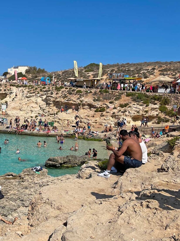 turistas na blue lagoon em Malta