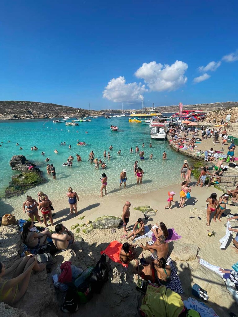 blue lagoon em malta com turistas na faixa de areia