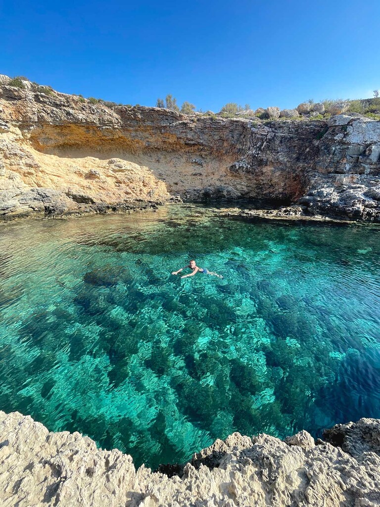 piscina natural linda em comino, malta