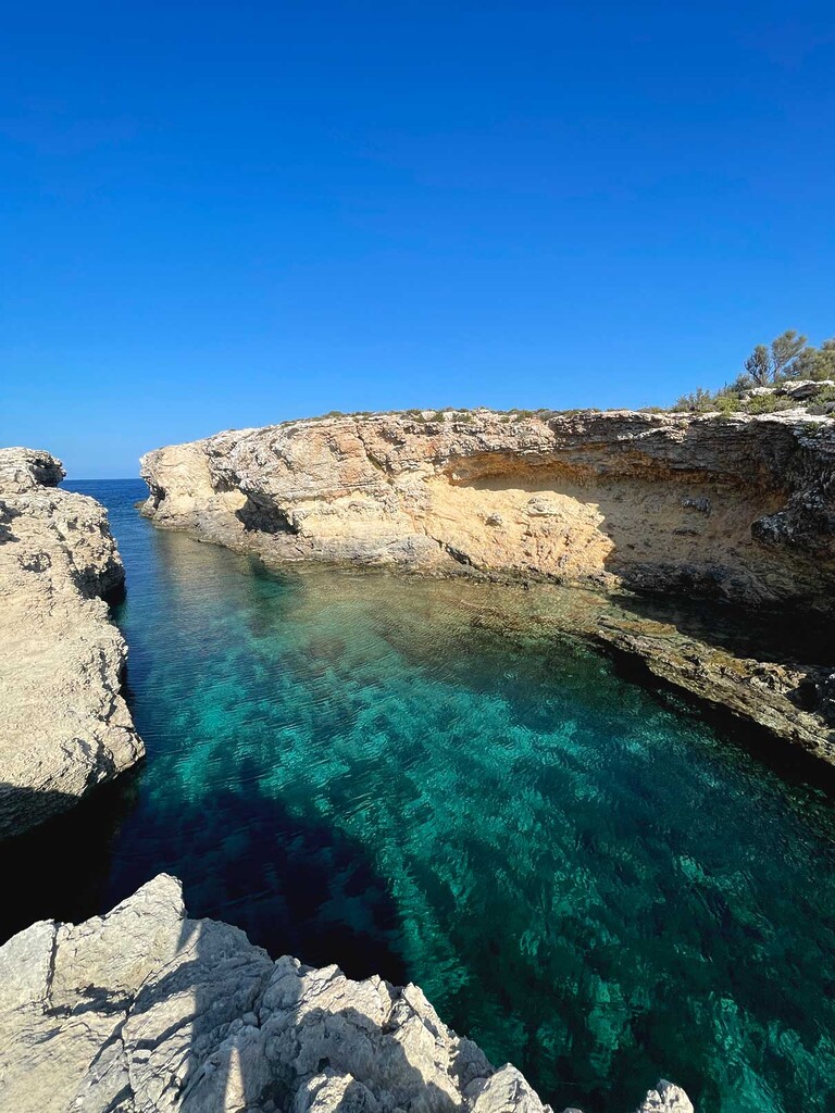 água transparente em comuno, malta