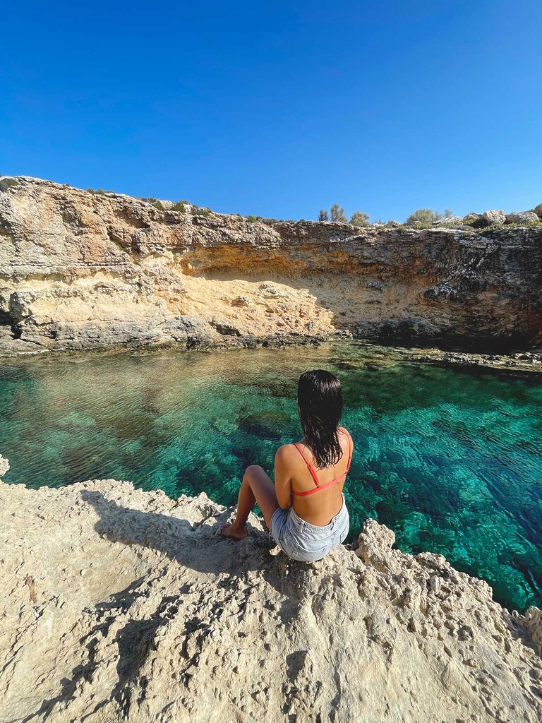 quel na ilha de Comino com mar azul esverdeado ao fundo, um dos passeios imperdíveis em Malta