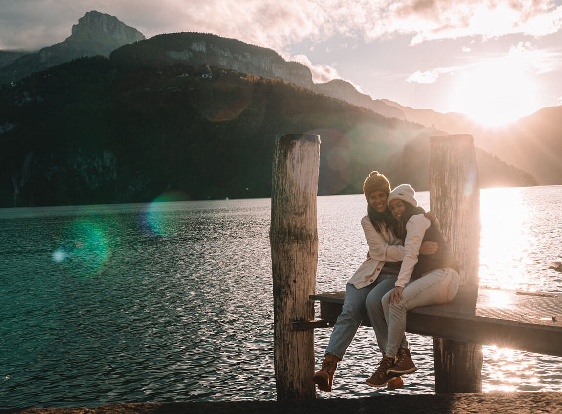 quel e má em um pier sobre o Lago Lucerna na Suíça no por do sol