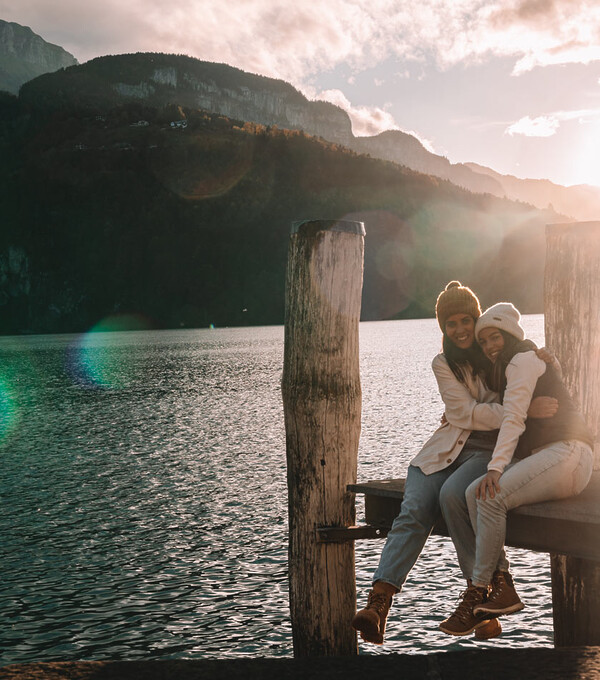 quel e má em um pier sobre o Lago Lucerna na Suíça no por do sol