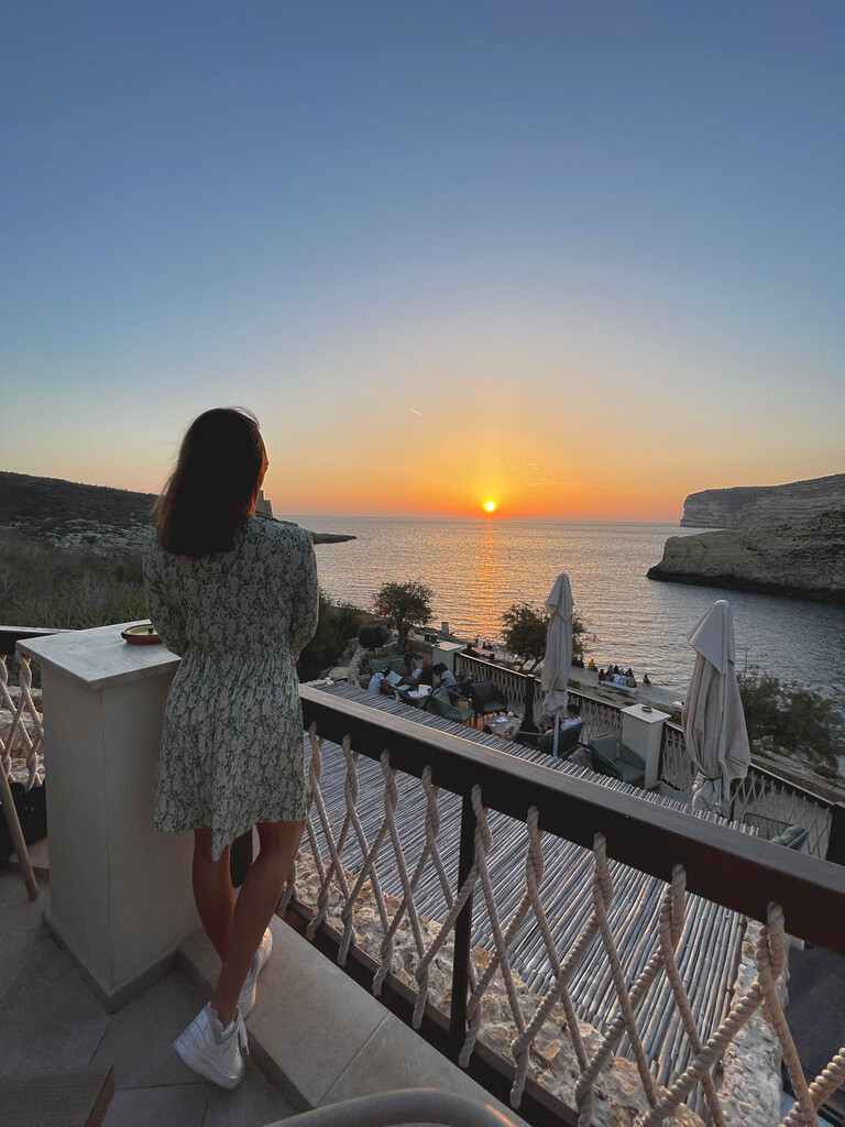 quel no por do sol em Xlendi, Gozo, sem uma nuvem no céu.