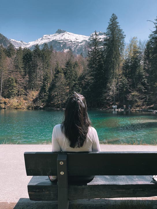 curtindo a vista no lago blausee