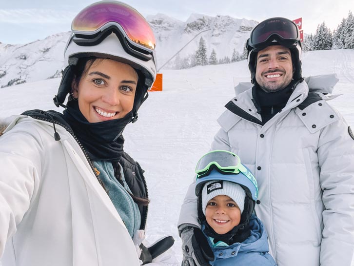 familia bähr feliz esquiando na montanha da Suica