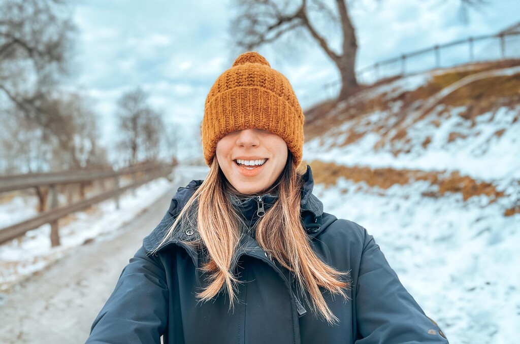 quel com roupa de inverno para frio intenso na europa e neve ao fundo