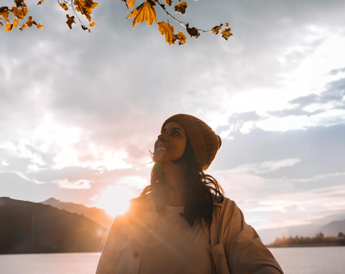 marina baehr com o sol ao fundo