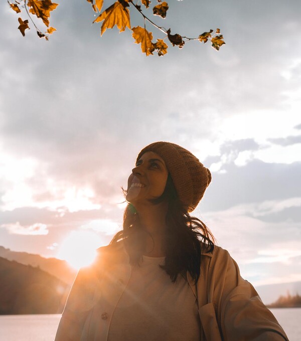 marina baehr com o sol ao fundo