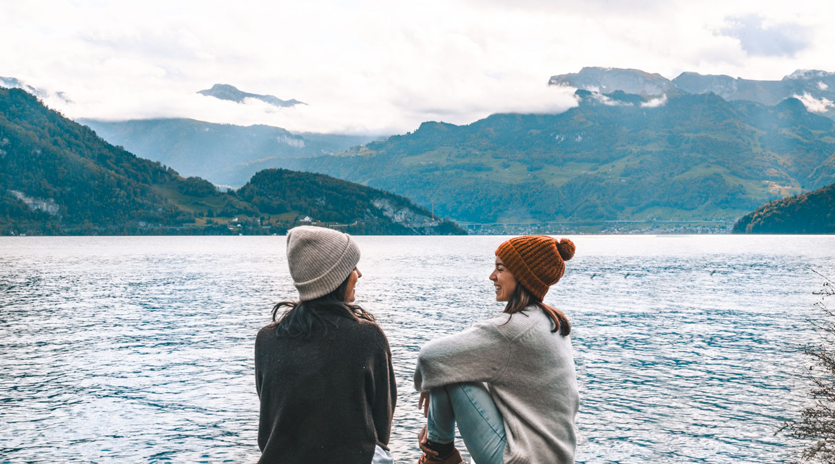 quel e marina em frente ao lago lucerna na Suíça