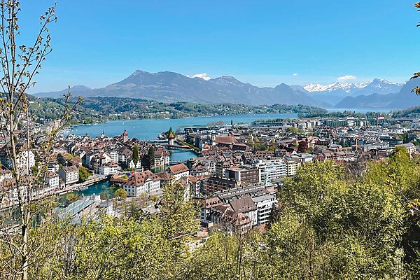 Lucerna vista de cima, mostrando o lago, o rio e as pontes