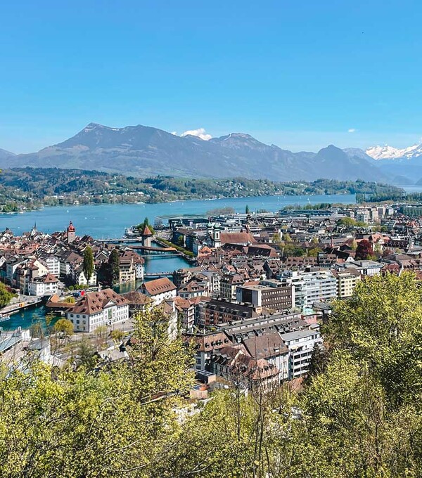 Lucerna vista de cima, mostrando o lago, o rio e as pontes