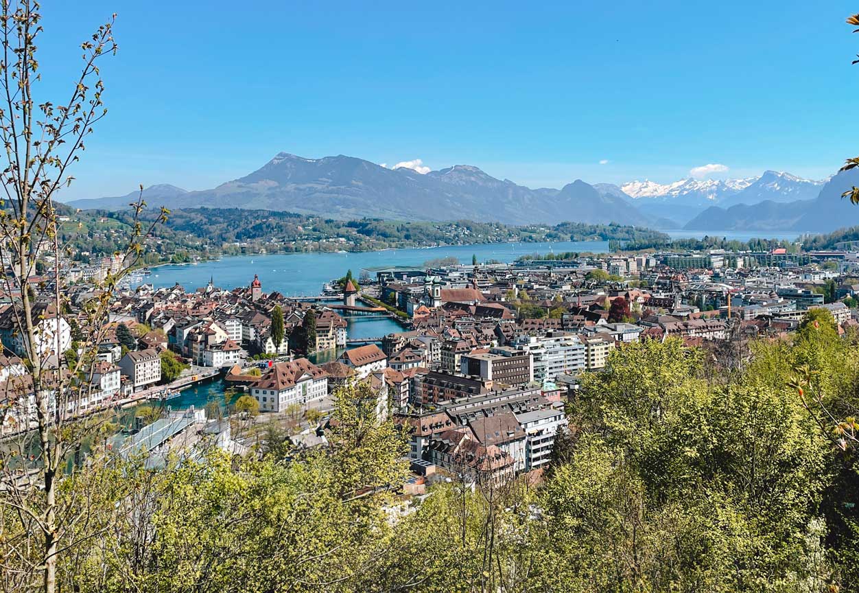 Lucerna vista de cima, mostrando o lago, o rio e as pontes