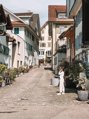 eu tirando foto do cenário na vila Sempach na Suíça