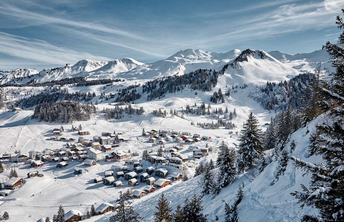 Foto área da vila alpina stoos, na suíça